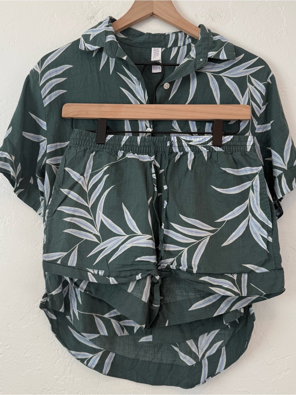Stats Above Green & White Leaf Print Button-Down Shirt and Shorts Pajama Set